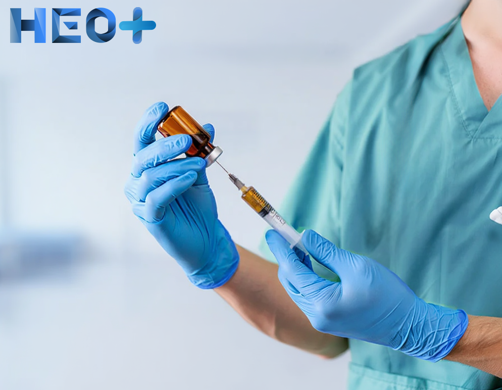 Врач набирает препарат в шприц