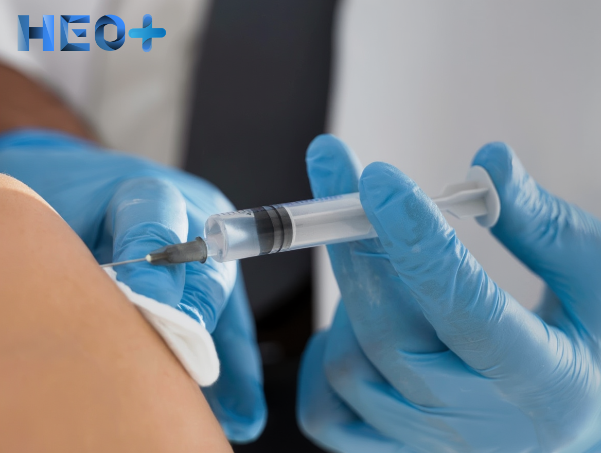 Врач вводит препарат в шприц из ампулы